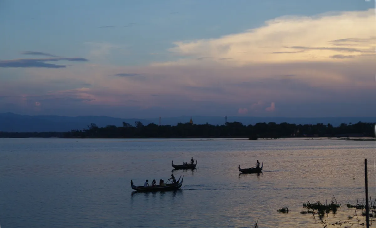 Taungthaman Lake