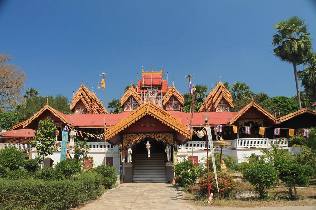 Wat Sri Rong Muang
